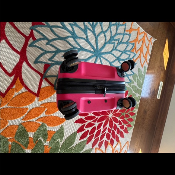 IT LUGGAGE “RED SKULLS”  HARDSIDE CARRY ON ROLLER LUGGAGE NEW - Picture 12 of 12